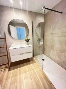 a bathroom with a sink and a mirror at Apartamento Fuerteventura in Villaverde
