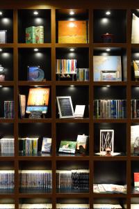 uma estante cheia de livros em Smile Hotel Kushiro em Kushiro
