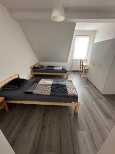 Habitación con 2 camas y suelo de madera. en Domum 4 Moderne Ferien- Monteurapartments in Gelsenkirchen inkl Wlan und Waschmaschine en Gelsenkirchen