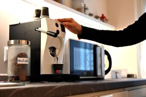a person is pouring coffee into a coffeeurrection at B&B Pensieri d'autore in Campobasso
