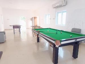 Biliár nebo kulečník v ubytování Lazo Avarta Resort and Convention Centre Pondicherry