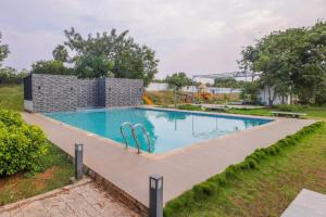Bazén v ubytování Lazo Avarta Resort and Convention Centre Pondicherry nebo v jeho okolí