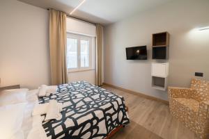1 dormitorio con 1 cama, 1 silla y 1 ventana en Casalmare Giulianova Levante - Ponente en Giulianova