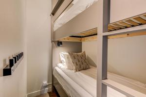 Dormitorio pequeño con litera en una habitación en White Pearl A15 - Alpes Travel - Central Chamonix – Sleeps 4, en Chamonix-Mont-Blanc