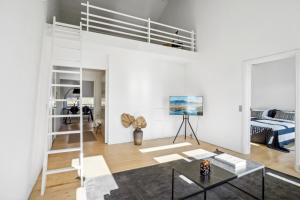 ein weißes Wohnzimmer mit einem Hochbett in der Unterkunft Come Stay 3BR - Havudsigt m.plads til 5 personer in Hørsholm