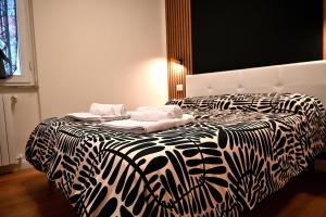 a room with two beds with black and white sheets at B&B Pensieri d'autore in Campobasso