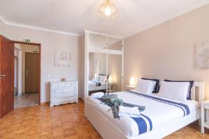 Ένα ή περισσότερα κρεβάτια σε δωμάτιο στο Patio da Rocha - Silhueta Citadina +30 φωτογραφίες