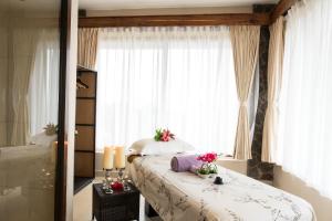 een slaapkamer met een bed met bloemen erop bij Ngorongoro Oldeani Mountain Lodge in Oldeani +13 foto's