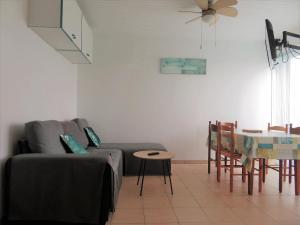 sala de estar con sofá y mesa en Appartement à 50 mètres de la plage, en Saint-Jean-de-Monts