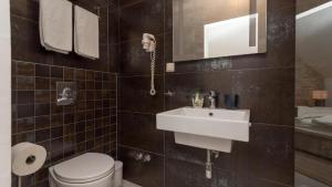 een badkamer met een witte wastafel en een toilet bij Villa Lučica Trogir in Trogir