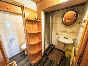 ein Badezimmer mit einem Waschbecken, einem WC und einem Spiegel in der Unterkunft Apartment Helmreich-2 by Interhome in Sankt Gallenkirch