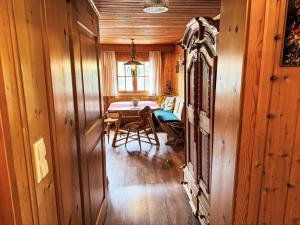 een kamer met een tafel en een eetkamer bij Apartment Helmreich-2 by Interhome in Sankt Gallenkirch +26 foto's