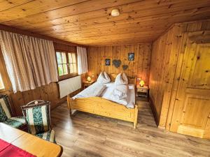 um quarto com uma cama num quarto de madeira em Apartment Helmreich-1 by Interhome em Sankt Gallenkirch