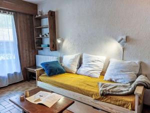サン・ジェルヴェ・レ・バンにあるApartment Les Grets-4 by Interhomeのベッドルーム1室(黄色いシーツと白い枕のベッド1台付)