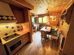einen Blick über die Küche und das Esszimmer einer Hütte in der Unterkunft Apartment Helmreich-4 by Interhome in Sankt Gallenkirch
