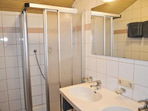 ein Bad mit einem Waschbecken und einer Dusche in der Unterkunft Holiday Home Subretta - KPL094 by Interhome in Kappl