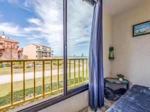 ル・バルカレスにあるApartment Palm Beach-5 by Interhomeのビーチを望む窓付きのバルコニー