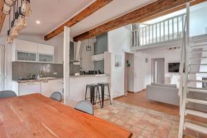 uma cozinha e sala de estar com mesa e cadeiras em Oasis Provencale - Clim - Wifi em Avignon
