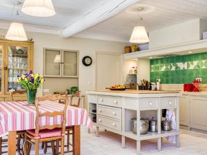 La Bastide-des-JourdansにあるHoliday Home Domaine de Piegros by Interhomeのキッチン(テーブル付)、ダイニングルーム
