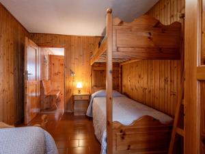 SarreにあるApartment Marguerettaz-1 by Interhomeのキャビン内のベッドルーム1室(二段ベッド2組付)