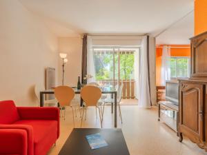 Una sala de estar con un sofá rojo y una mesa. en Apartment Pré Catelan-1 by Interhome, en Saint-Georges-de-Didonne 15 fotos más