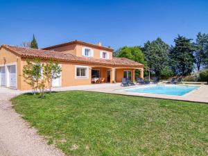een villa met een zwembad en een huis bij Holiday Home Villa Faro - MFT100 by Interhome in Montfort-sur-Argens