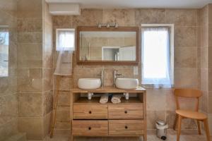 uma casa de banho com um lavatório e um espelho em Oasis Provencale - Clim - Wifi em Avignon