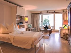 um quarto com uma cama e uma sala de estar em Apartment Residenz Surlej 6 by Interhome em St. Moritz
