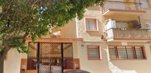Un edificio con dos balcones a los lados. en Oniria Increíble piso centro Granada, en Granada