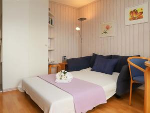 una stanza con un letto con un vassoio di fiori sopra di Apartment Monique Nr- 9 by Interhome a Gstaad Altre 17 foto