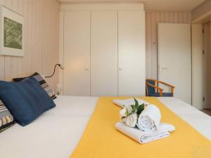 ein Schlafzimmer mit einem Bett mit Handtüchern darauf in der Unterkunft Apartment Monique Nr- 9 by Interhome in Gstaad