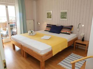 una camera da letto con un letto grande e un balcone di Apartment Monique Nr- 9 by Interhome a Gstaad