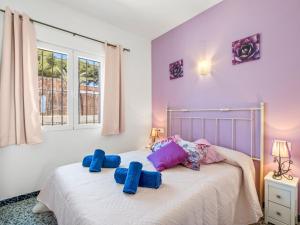 um quarto com uma cama com almofadas azuis em Holiday Home Himalaya by Interhome em Moraira