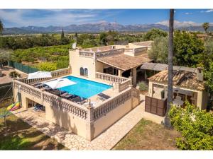 widok z lotu ptaka na dom z basenem w obiekcie Holiday Home Sa Caseta by Interhome w mieście Muro
