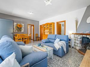 uma sala de estar com sofás azuis e uma lareira em Holiday Home Himalaya by Interhome em Moraira