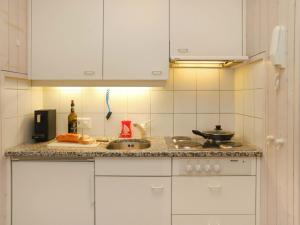 Köök või kööginurk majutusasutuses Apartment Suzanne Nr- 21 by Interhome