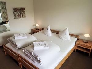 uma grande cama branca com duas almofadas em Apartment Apt A 084 by Interhome em Disentis