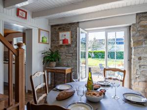 una sala da pranzo con tavolo e bicchieri da vino di Holiday Home Bienvenue - LOY102 by Interhome a Loctudy