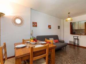 sala de estar con mesa y sofá en Apartment Las Americas by Interhome, en Lloret de Mar
