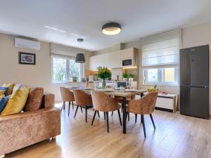 Il comprend une cuisine et un salon avec une table et des chaises. dans l'établissement Apartment Marina - NVG115 by Interhome, à Novigrad