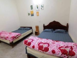 two beds in a room with two beds sidx sidx sidx sidx at Motel Homestay Tiến Học in Mia Xu