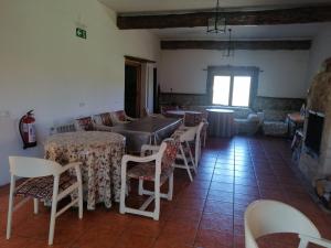 ein Esszimmer mit einem Tisch und Stühlen in der Unterkunft Casas Rurales La Trufa Madre Casa 2 in Vega del Cadorno