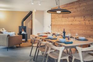 uma sala de jantar com mesa e cadeiras em Alliey & Spa Piscine Appart-hôtel Serre chevalier em Le Monêtier-les-Bains