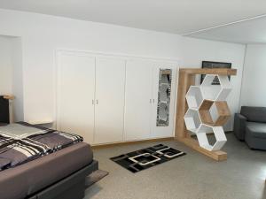 ein Schlafzimmer mit einem Bett, einem Sofa und einem Tisch in der Unterkunft Henneberger Hof in Münnerstadt
