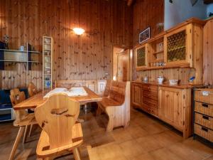 Televízia a/alebo spoločenská miestnosť v ubytovaní Apartment Marguerettaz-2 by Interhome