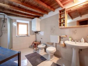 Kúpeľňa v ubytovaní Apartment Marguerettaz-2 by Interhome