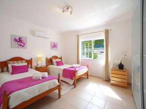 een slaapkamer met 2 bedden en een raam bij Holiday Home Monte Novo - PAD120 by Interhome in Paderne