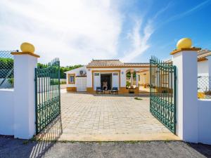 een poort naar een huis met een patio bij Holiday Home Monte Novo - PAD120 by Interhome in Paderne
