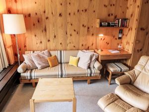 sala de estar con sofá y mesa en Apartment Utoring Acletta-54 by Interhome, en Disentis