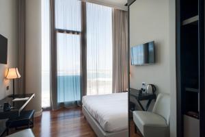 ein Hotelzimmer mit einem Bett und Meerblick in der Unterkunft SeePort Hotel in Ancona